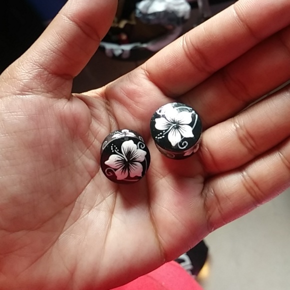 Hot Topic Jewelry - Ear plugs size 5/8